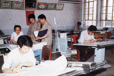 從1984年第一季度到抓管理上登記全面提高企業(yè)素質(zhì)驗(yàn)收前，采取分線檢查、總結(jié)成績(jī)、找出差距、提出措施、限期整改的方法，使各項(xiàng)工作在整頓中鞏固提高，在鞏固提高中進(jìn)行再整頓，再提高。