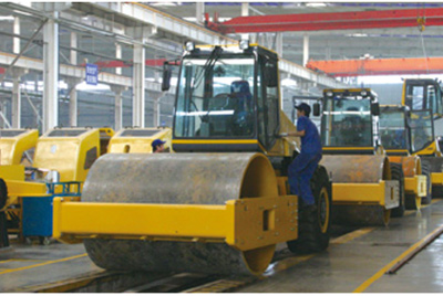 2002年2月，由履帶廠開(kāi)發(fā)研制的YZ18液壓振動(dòng)壓路機(jī)，順利下線。