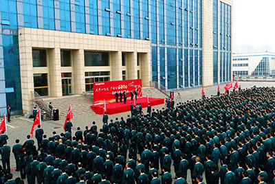 山推股份公司“大干一百天 產(chǎn)銷過(guò)4000”勞動(dòng)競(jìng)賽在公司總部大樓前隆重召開(kāi)