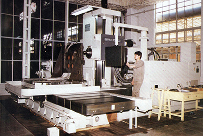 BPN-13B(R4)數(shù)控臥式加工中心。廠房擴(kuò)建加大，設(shè)備填平補(bǔ)齊，增加精、大、稀設(shè)備，新上生產(chǎn)線，提高企業(yè)裝備素質(zhì)，使山推廠成為名副其實(shí)的大馬力推土機(jī)生產(chǎn)廠。