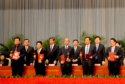 會(huì)上對(duì)獲得“省長(zhǎng)質(zhì)量獎(jiǎng)”的企業(yè)和個(gè)人進(jìn)行了表彰，山推股份位居榜首，公司董事長(zhǎng)張秀文從省長(zhǎng)姜大明手中接過(guò)了代表山東質(zhì)量管理最高榮譽(yù)的“金拇指”獎(jiǎng)杯。