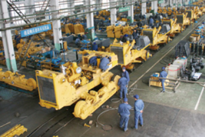 山推牌TY320C推土機(jī)在裝配分廠試驗(yàn)車間順利下線，標(biāo)志著“山推”系列推土機(jī)在技術(shù)性能和結(jié)構(gòu)造型水平上又上了一個(gè)新的臺(tái)階。