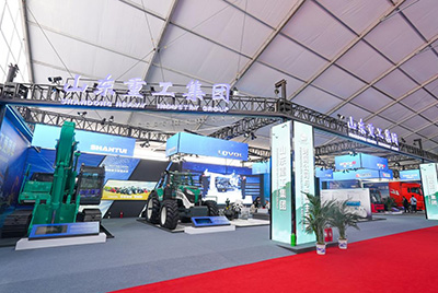 2023跨國(guó)公司與中國(guó)主題展在青島國(guó)際會(huì)議中心海上大壩舉辦， 山推股份攜EE225電挖、SRD13-C6U無(wú)人駕駛壓路機(jī)和純電裝載機(jī)隨團(tuán)參展。