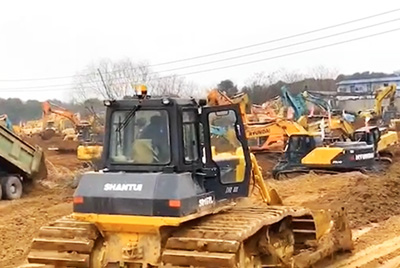 1月23日夜間，山推設(shè)備開(kāi)足馬力，與時(shí)間賽跑，全速開(kāi)啟“武漢版小湯山”醫(yī)院的建設(shè)。